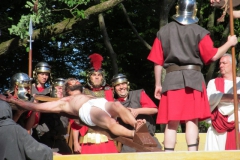 ans Kreuz genagelt